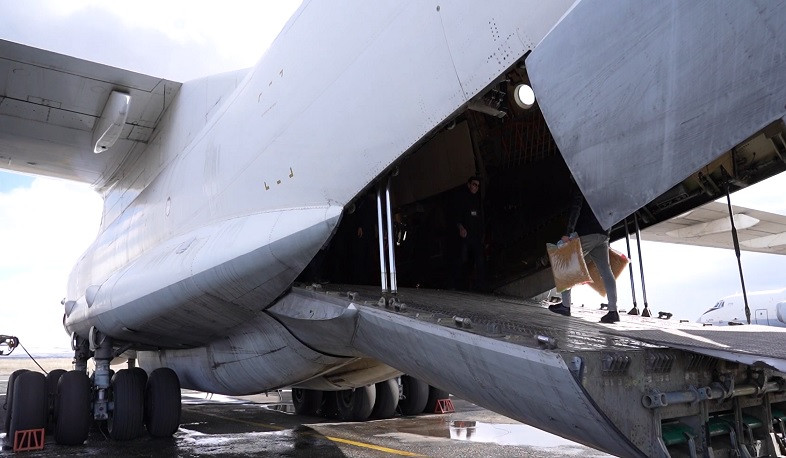 ՀՀ-ում բեռնվում է Գազայից տեղահանվածների համար նախատեսված մարդասիրական օգնության ինքնաթիռը
